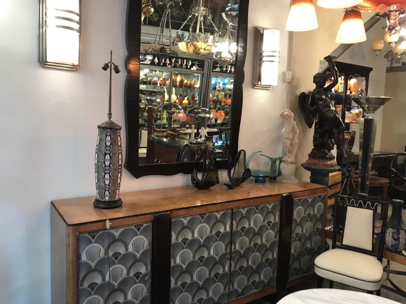 Antiga luminária de mesa com design intrincado sobre móvel de madeira