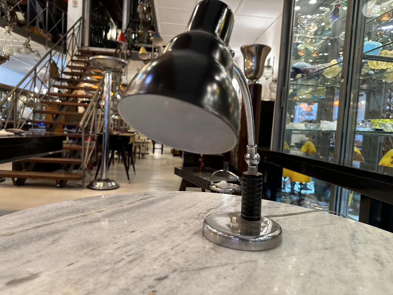 Antigua lámpara de mesa Christian Dell en un ambiente rústico