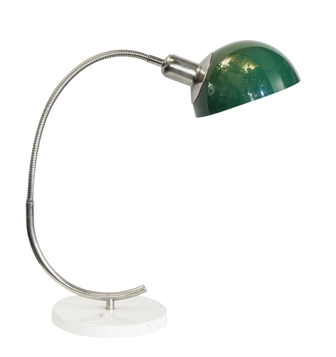 Lámpara de mesa antigua con sombra verde y base blanca, destacando su diseño curvado.