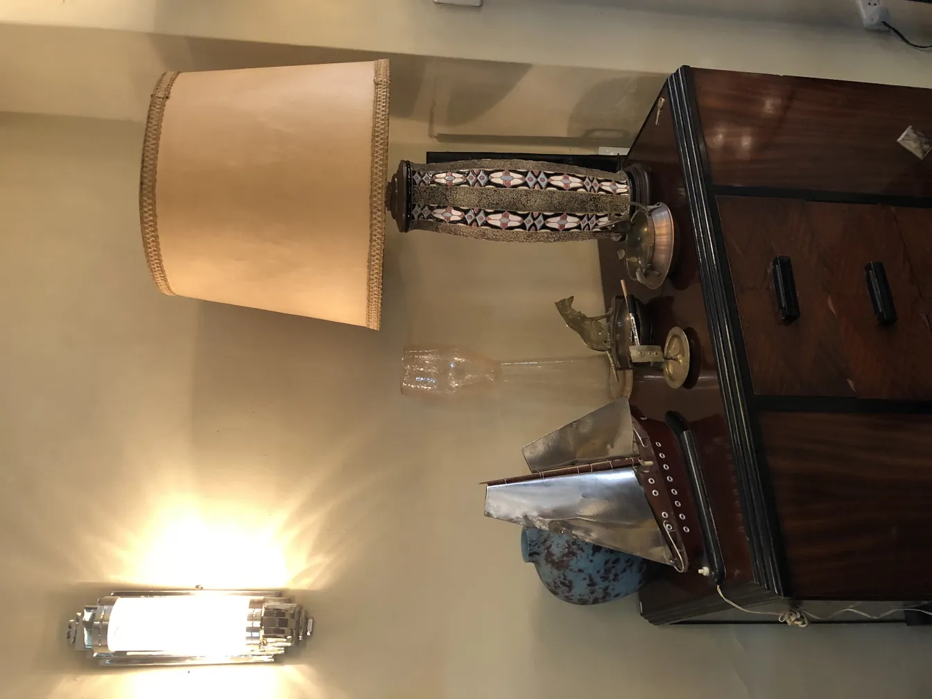 古いテーブルランプ、ベージュのシェード付き、装飾的。