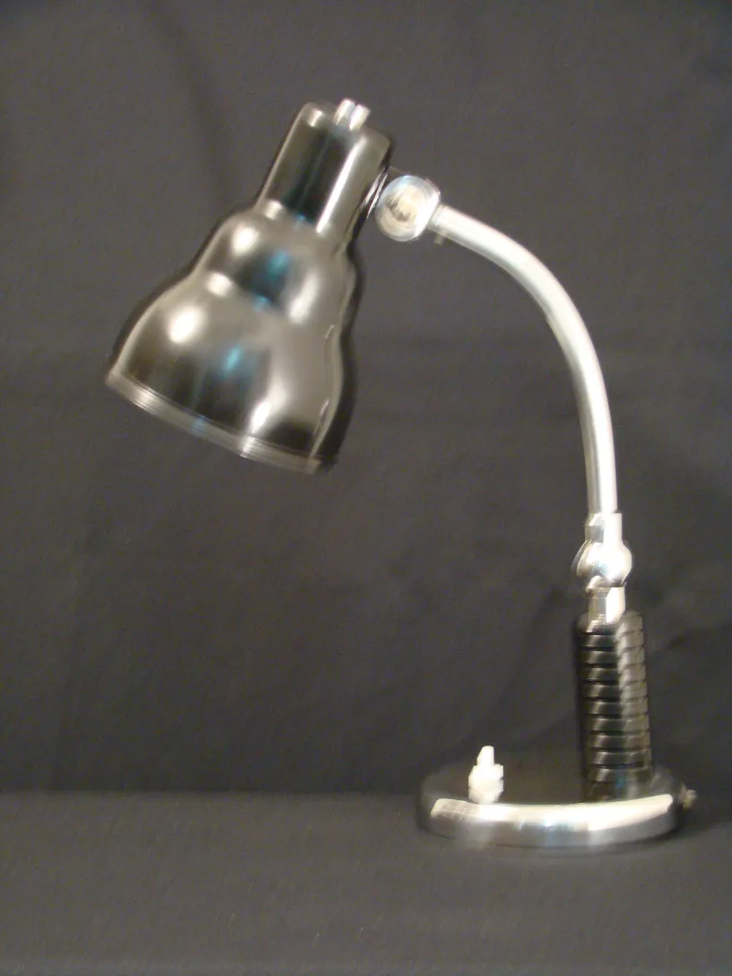 lampada da tavolo antica con design regolabile e base robusta