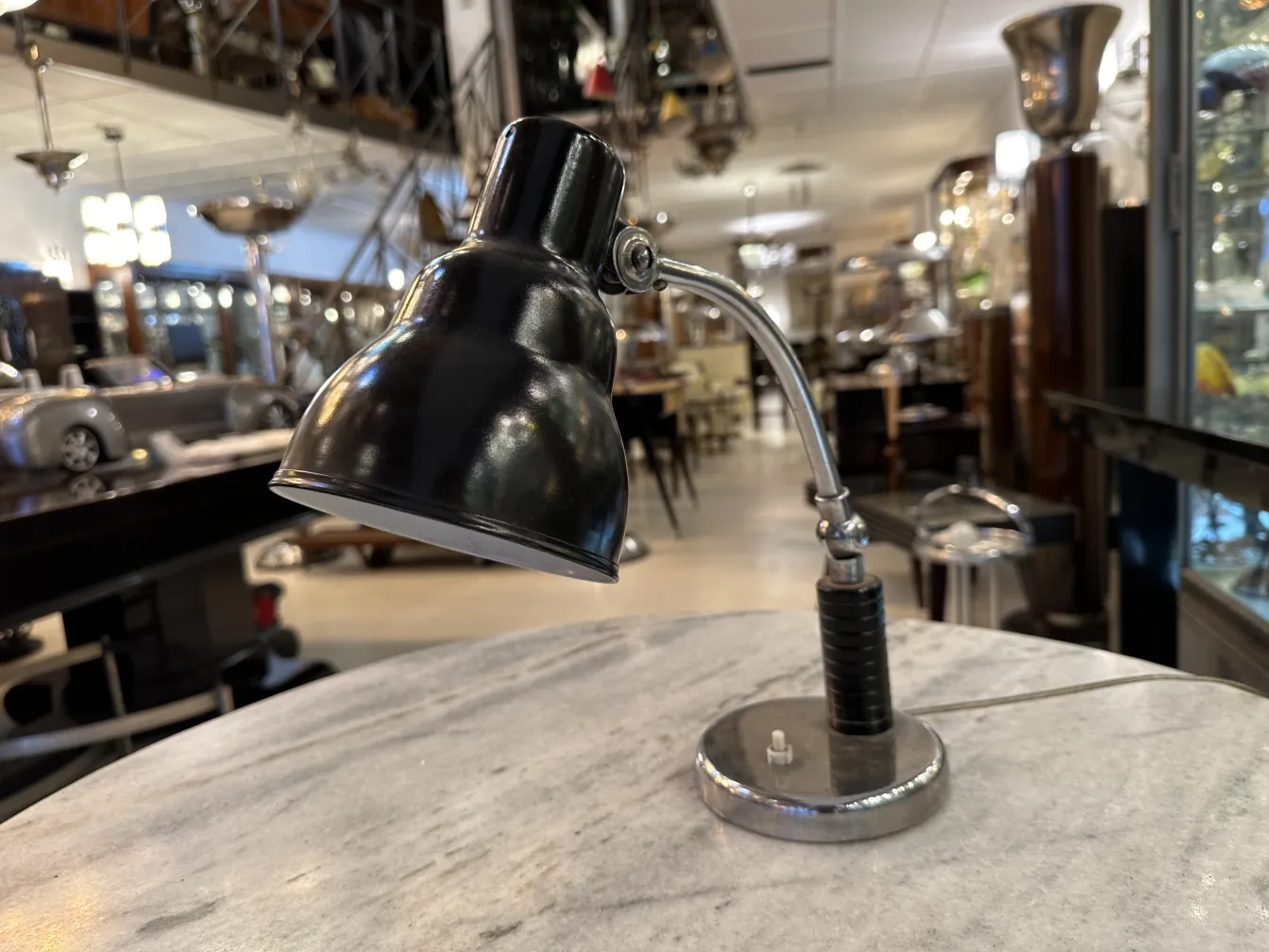 lampada da tavolo antica con design distintivo in un ambiente elegante