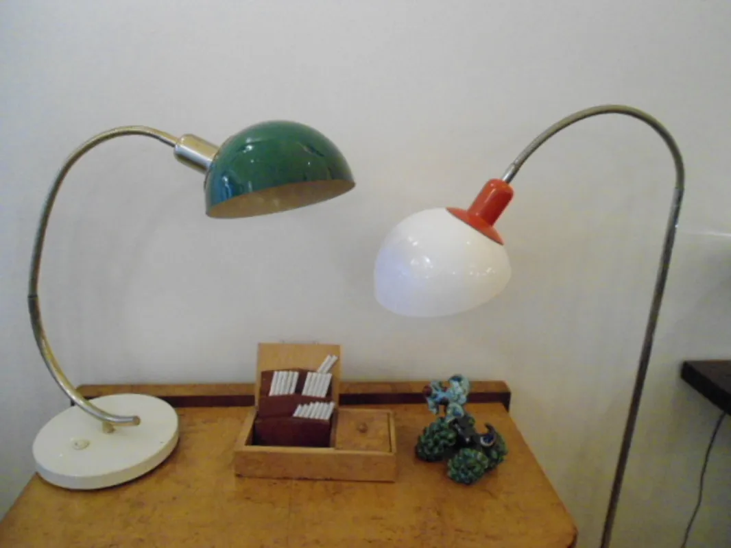 antica lampada da tavolo con due luci verdi e bianche in un ambiente accogliente, dettagli vintage