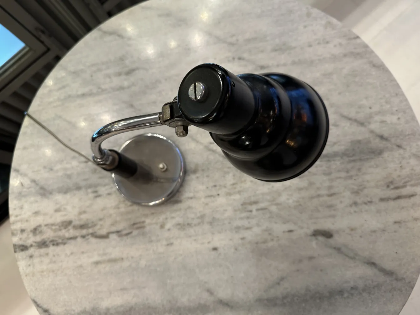 पुरानी टेबल लैंप, जो क्रोम बेस और समायोज्य भुजा के साथ है