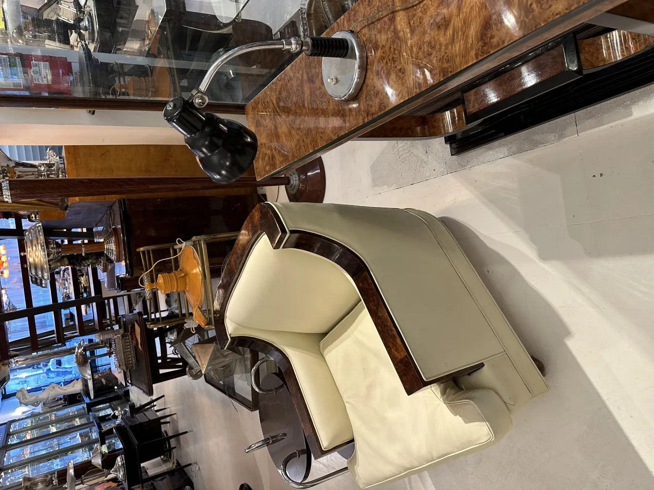 lampada da tavolo antica con design elegante e base rotonda