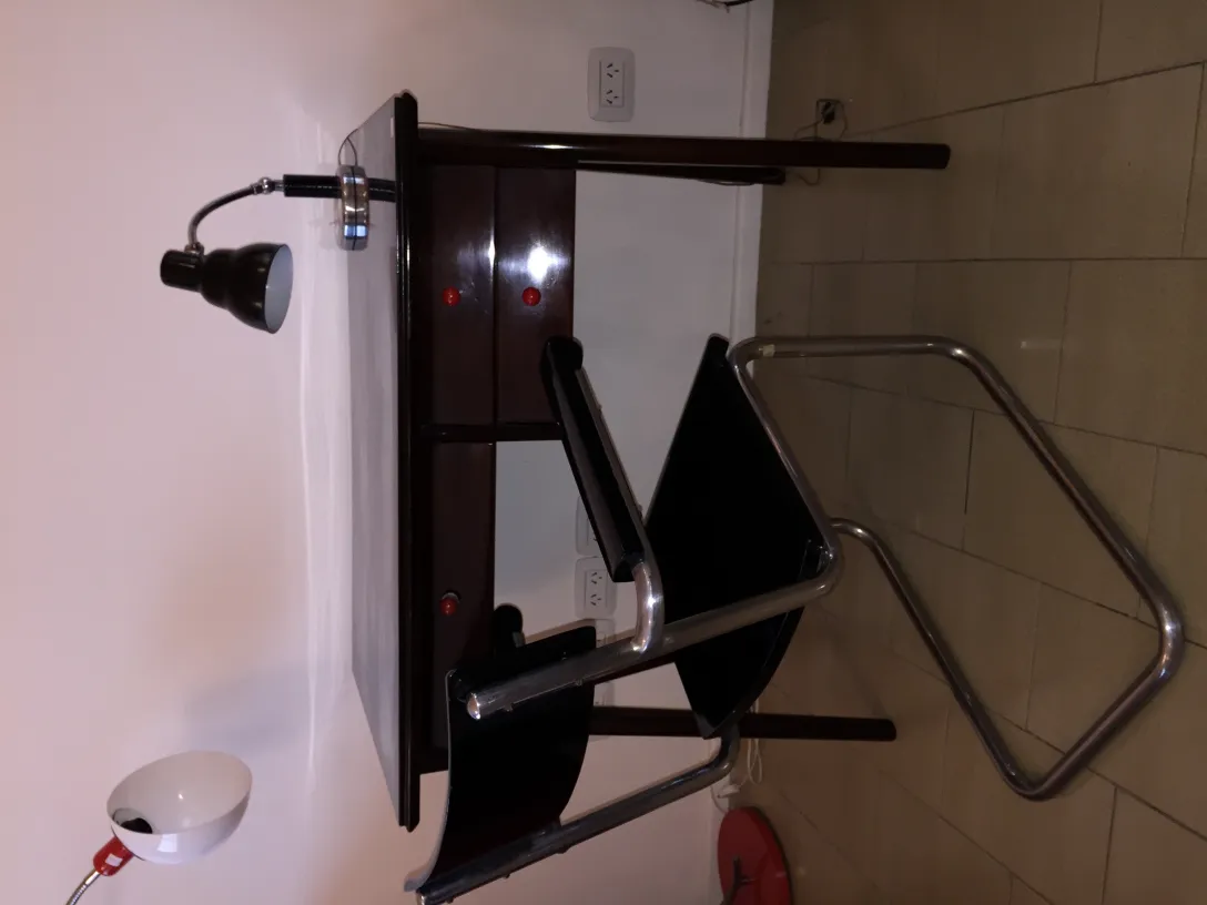 lampe de bureau antique avec lampe de table blanche et chaise noire