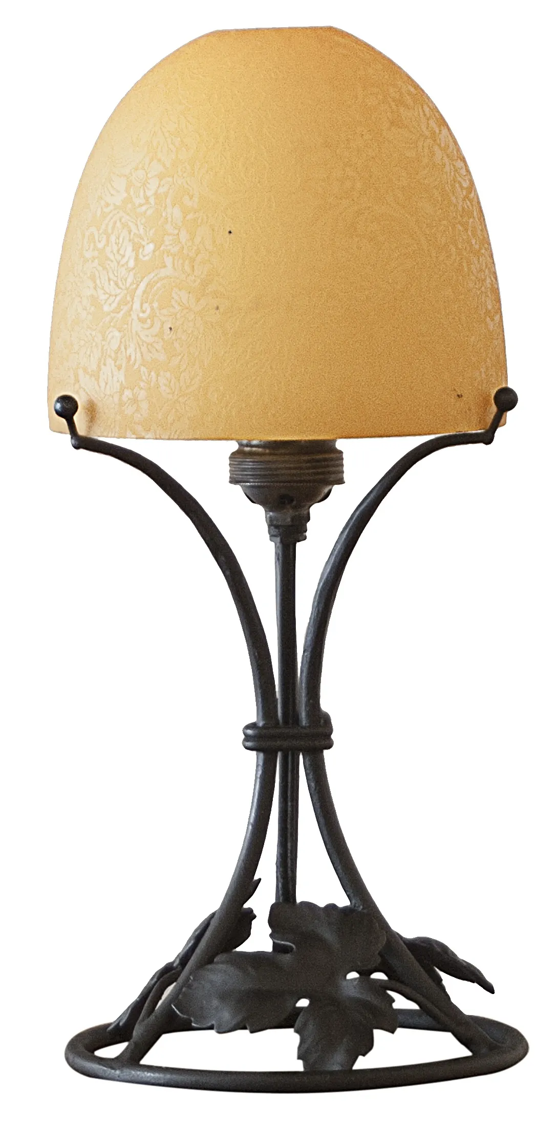 Lampada da tavolo antica con design elegante e paralume giallo, perfetta per decorare.