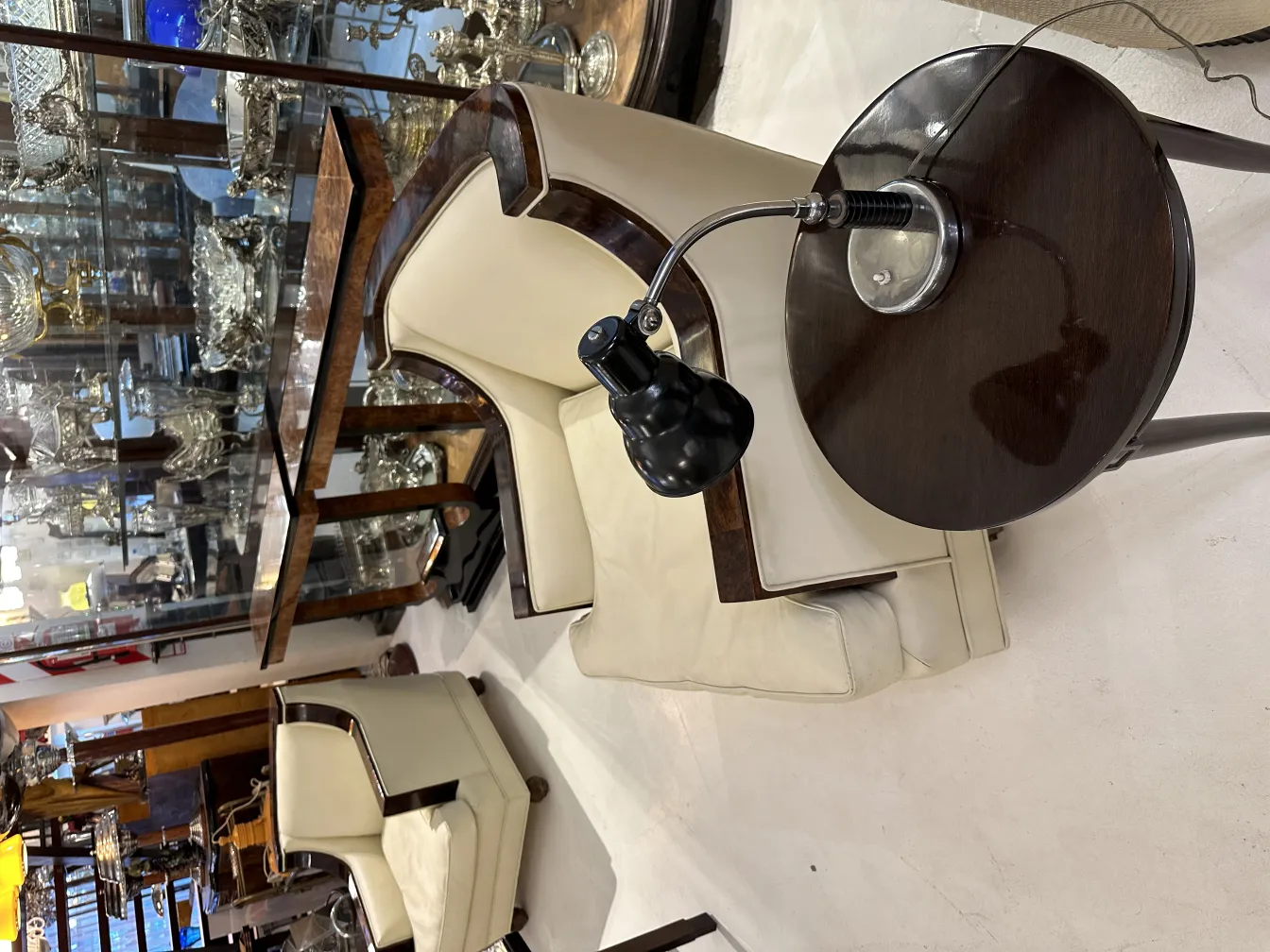 lampara de mesa christian dell antigua en ambiente elegante