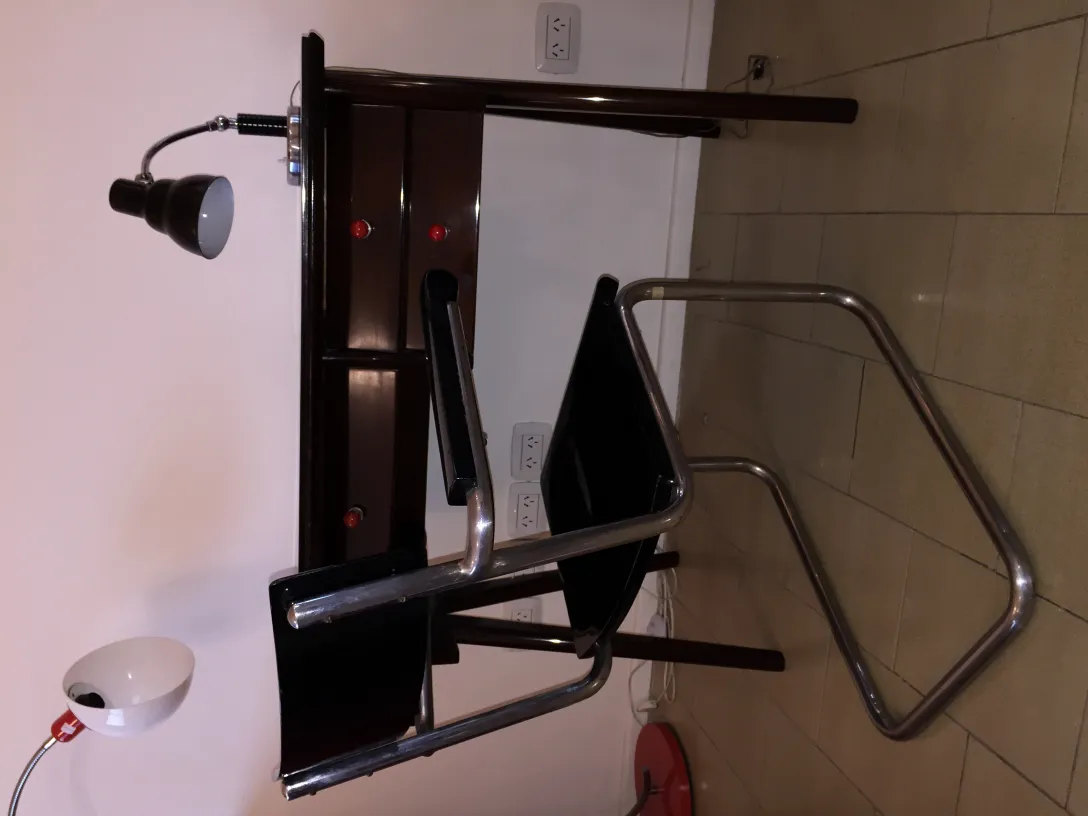 antike Tischlampe mit verstellbarem Arm, Studienumgebung