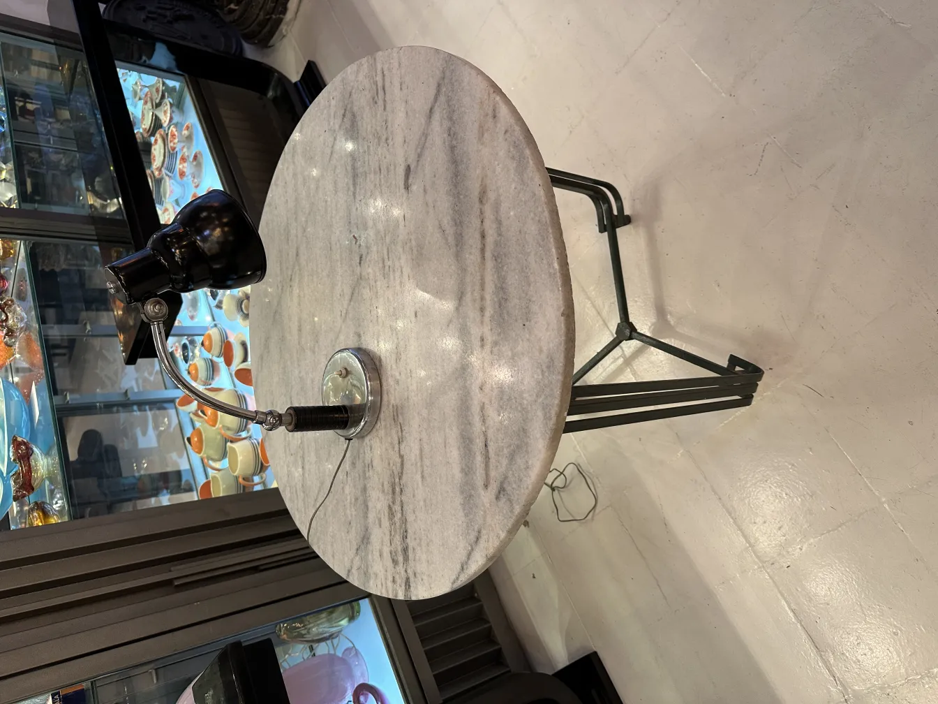 Lámpara de mesa antigua de Christian Dell con diseño elegante y base cromada.