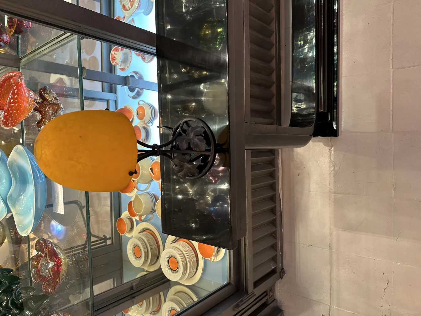 Antike Tischlampe mit gelbem Schirm in einer Ausstellungsumgebung