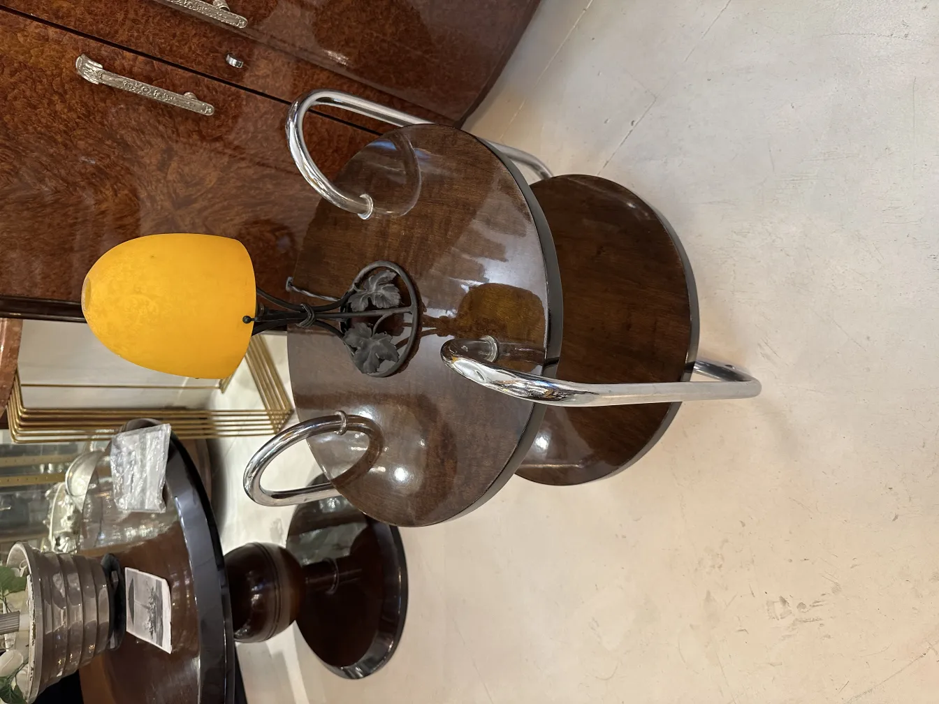 Antike Tischlampe mit gelbem Schirm, in einem eleganten Raum.