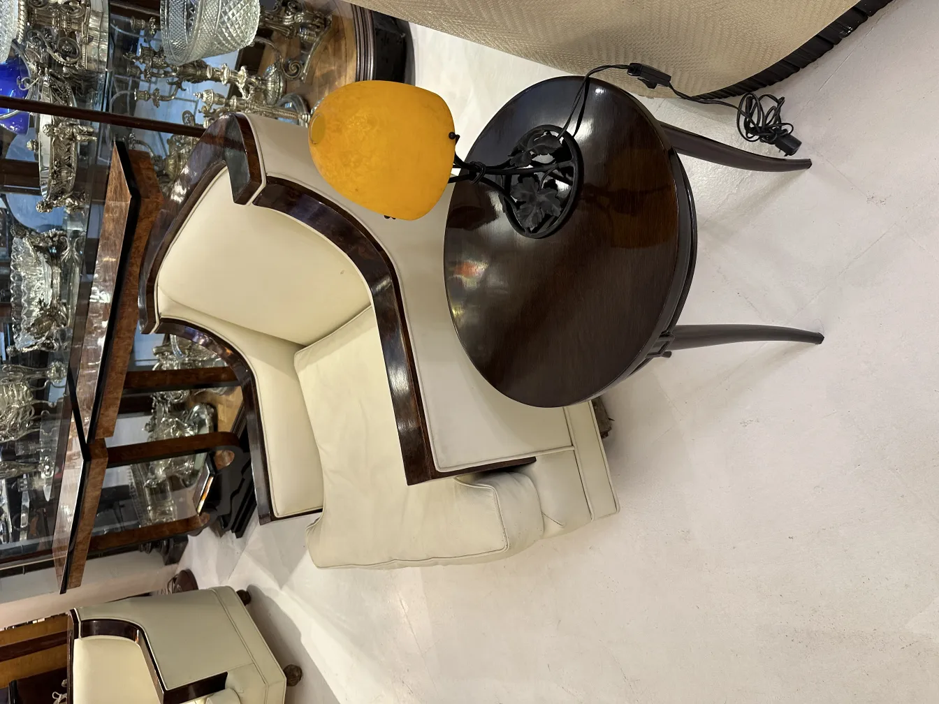 Antica lampada da tavolo con paralume rotondo su tavolo di legno, ambiente elegante.