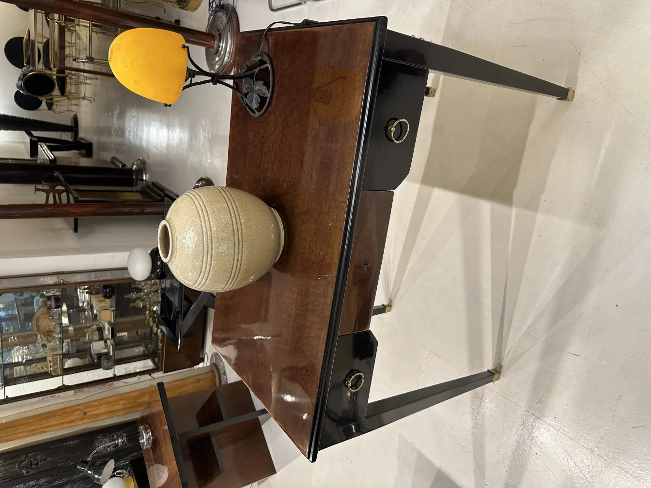 Lámpara de mesa antigua con base negra y pantalla amarilla