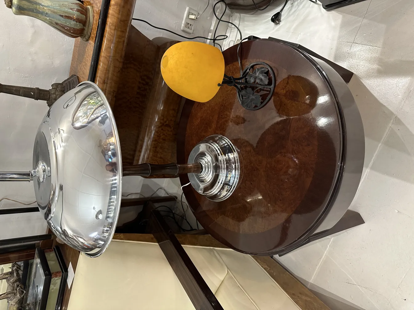 luminária de mesa antiga com aba de design moderno, ambiente elegante