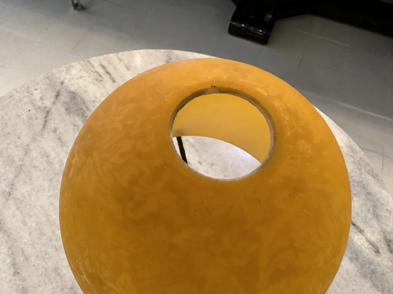 Lámpara de mesa antigua amarilla con un diseño floral