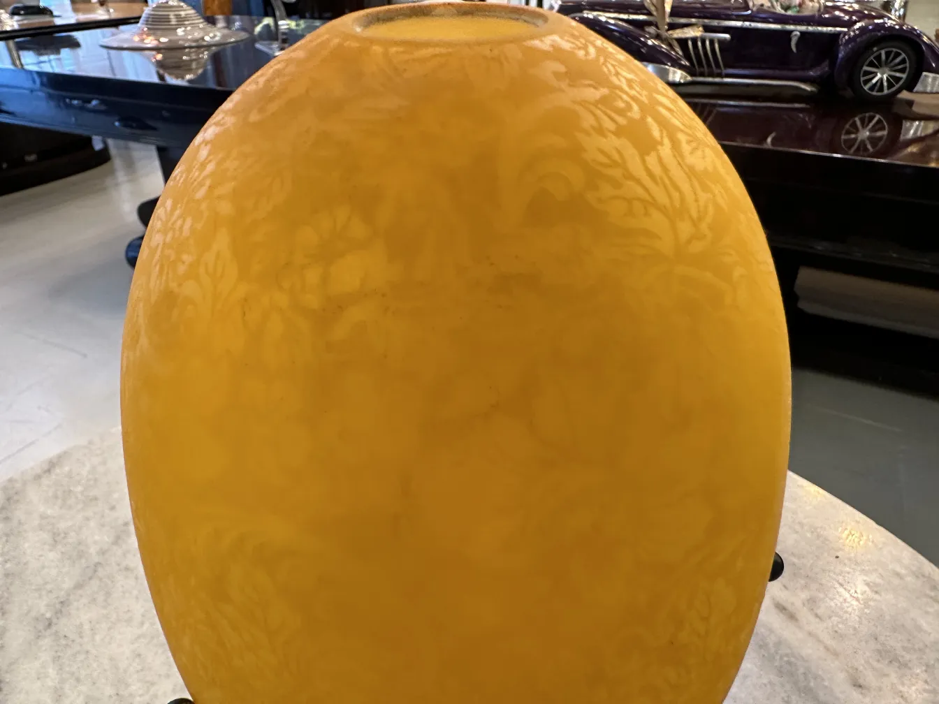 Lámpara de mesa antigua con diseño grande en un entorno elegante.