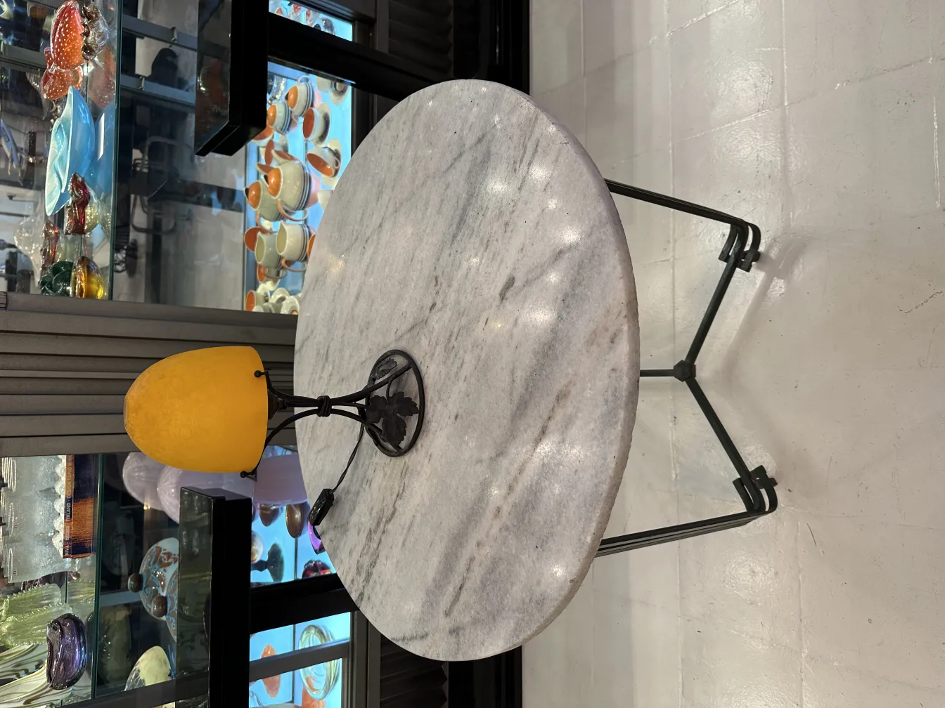 lámpara de mesa antigua con un sombrero amarillo, decorativa