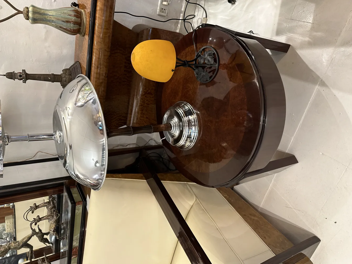 Lampada da tavolo antica con base brillante, pezzo di decorazione elegante