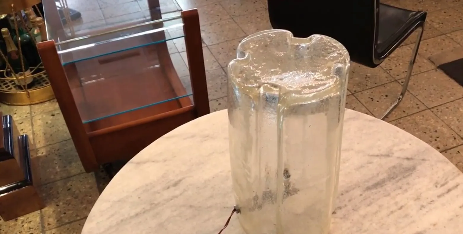 luminária de mesa antiga com forma decorativa em uma mesa