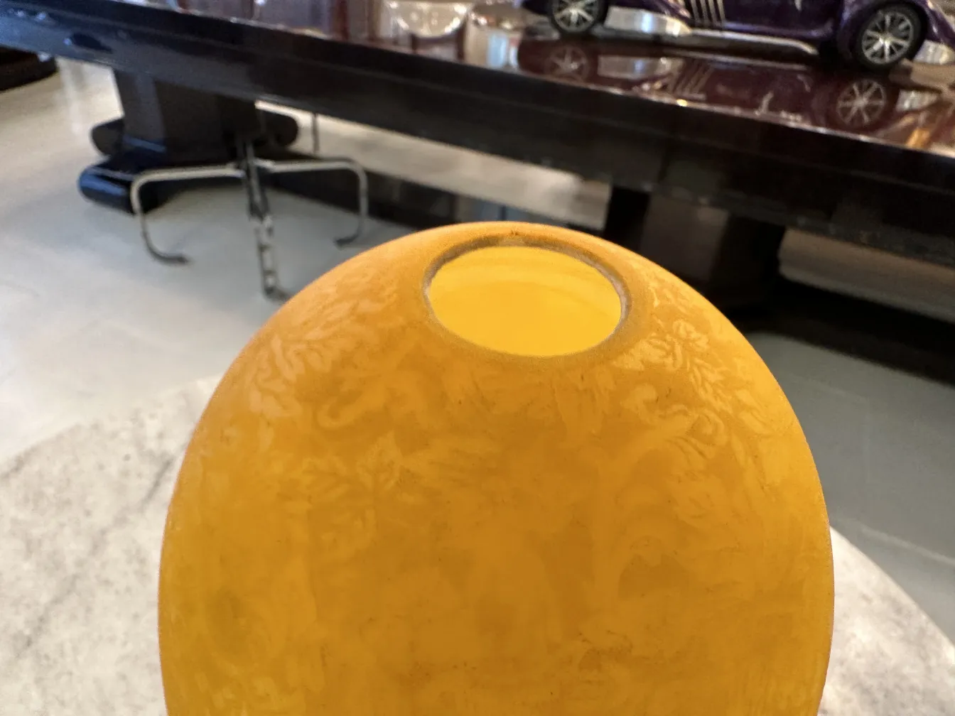 Aufsicht auf eine antike gelbe Tischlampe mit floralen Details