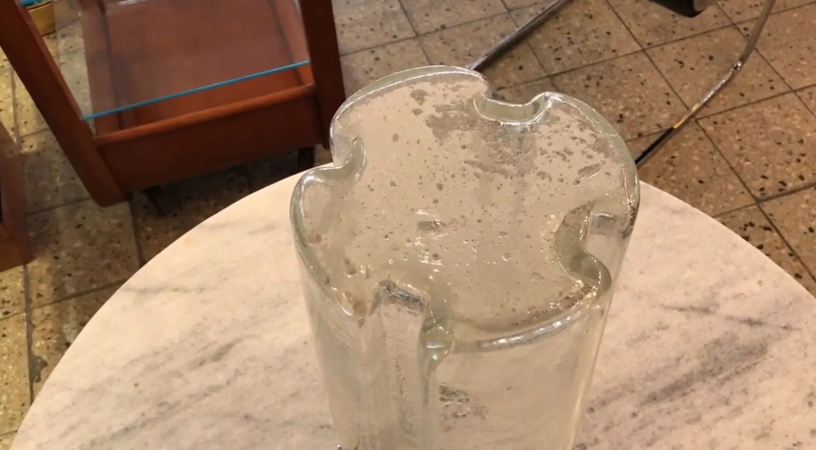 lampada da tavolo antica su un tavolo di marmo con un design curioso