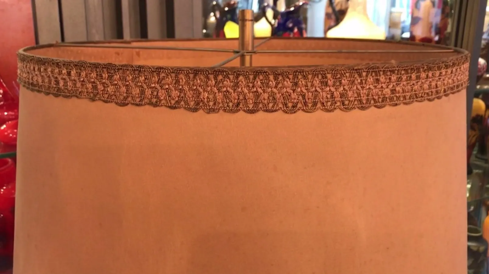 dekorative details am schirm der antiken lampe