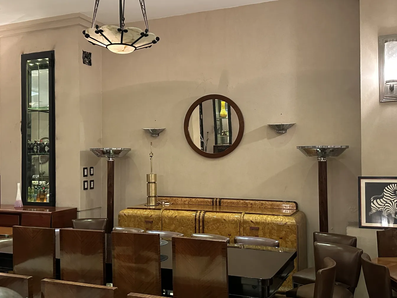 Lampada da tavolo antica con design elegante in primo piano, circondata da mobili classici