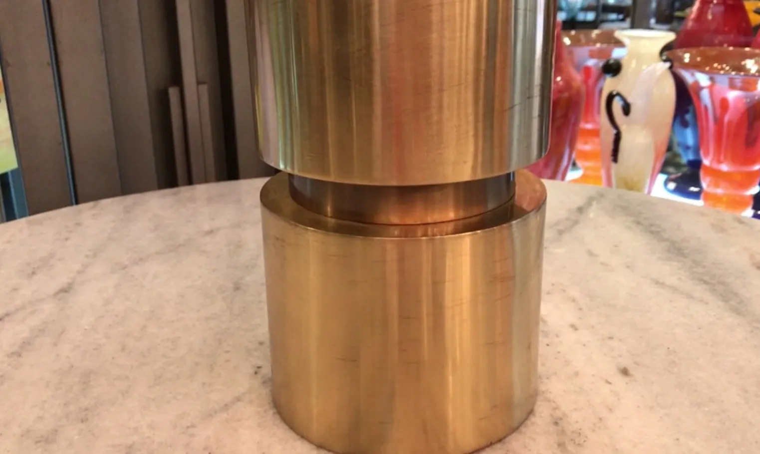 lampada da tavolo antica con design elegante in un ambiente accogliente