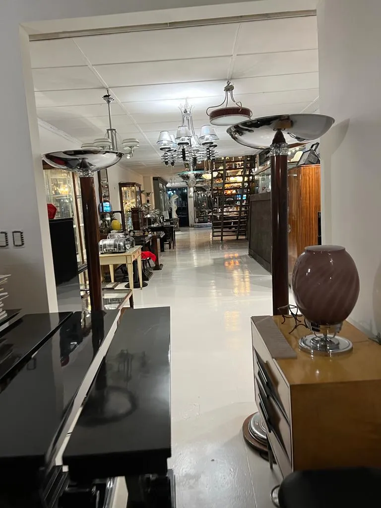 Lampe de bureau antique WMF dans un environnement élégant avec d'autres objets