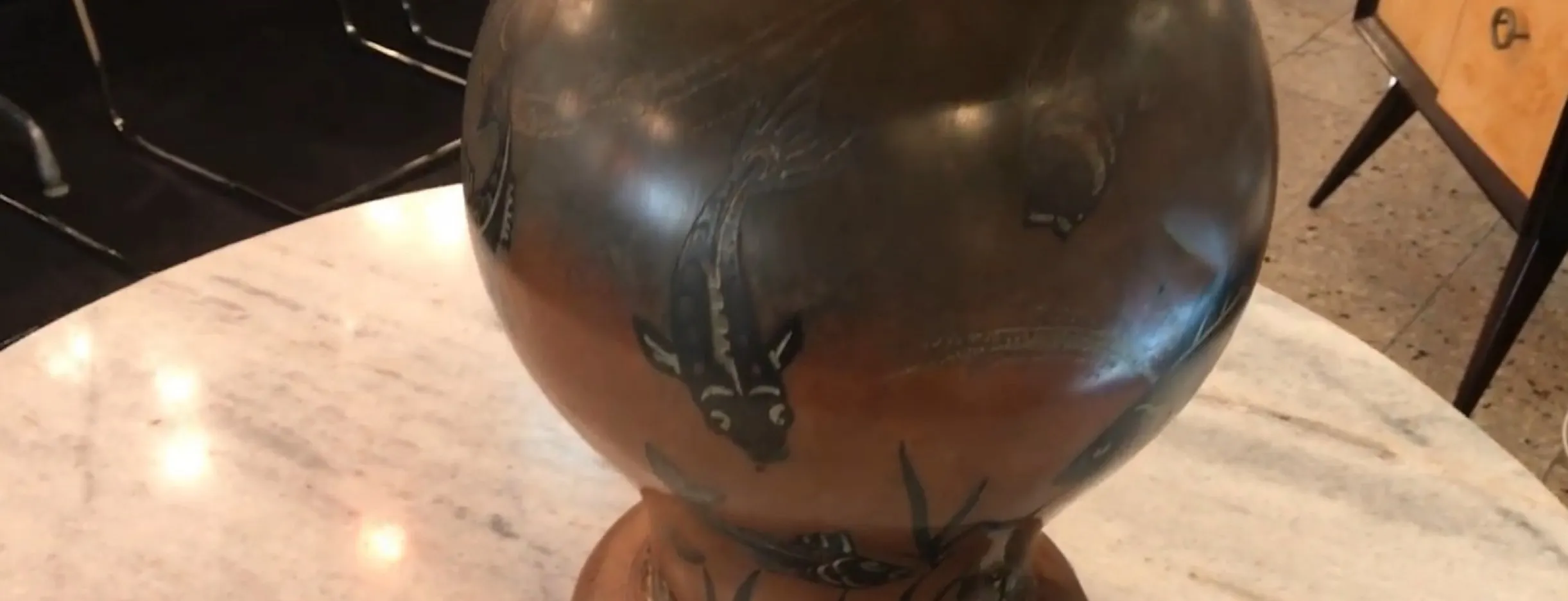 lampe de bureau antique wmf avec décoration de poissons dans un cadre élégant