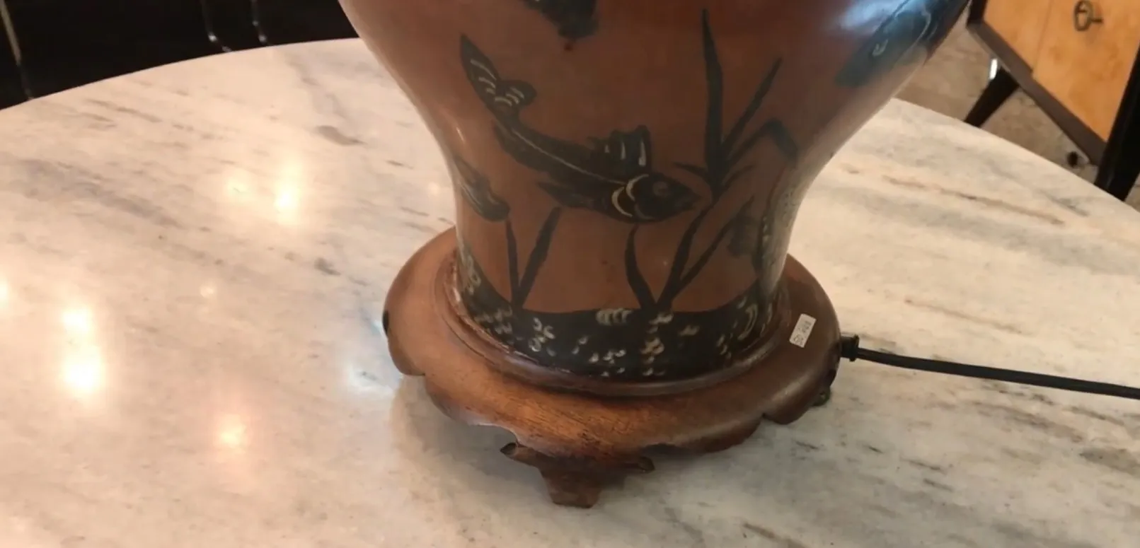 Lampada da tavolo antica WMF con motivi di pesce sulla base.