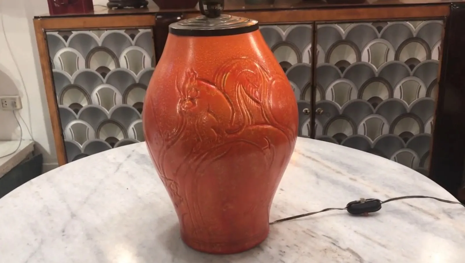 lampada da tavolo antica di colore arancione con design decorativo