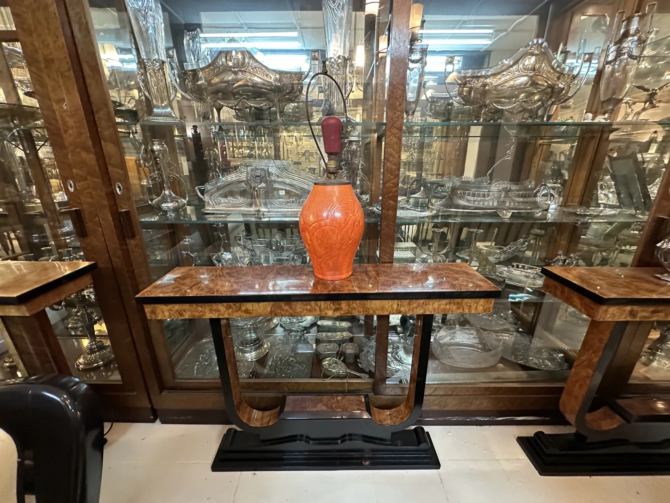 antike tischlampe in einer ausstellung mit glänzendem glas