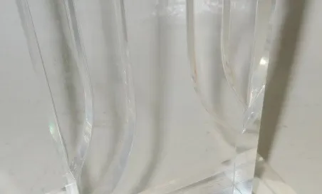 Lámpara de mesa antigua de cristal, elegante y sofisticada.