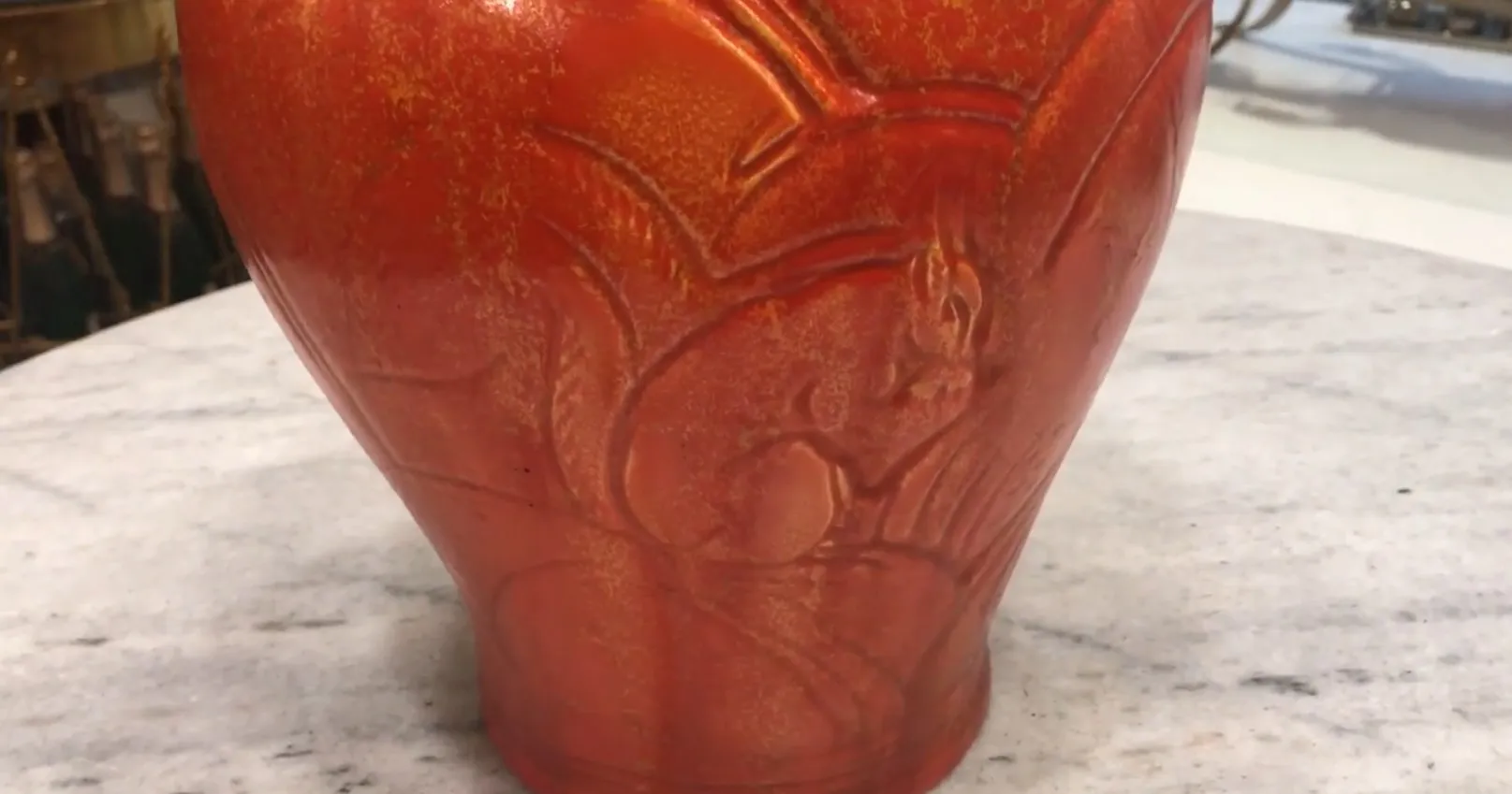 lampada da tavolo antica rossa con motivi decorativi