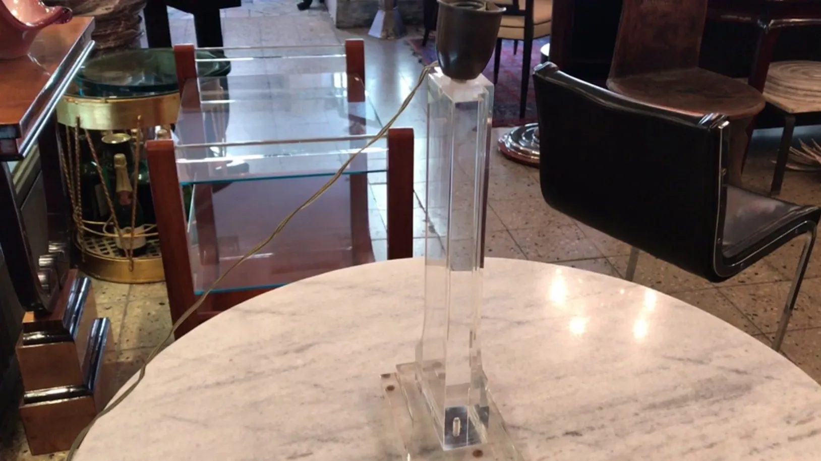 luminária de mesa antiga com base clara e lâmpada