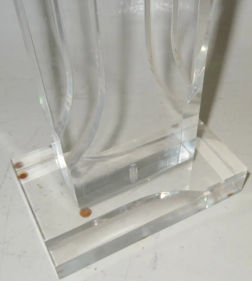 Lámpara de mesa antigua con un diseño translúcido y elegante