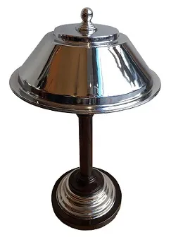 antike Tischlampe mit glänzender Metalloberfläche, elegantes Design