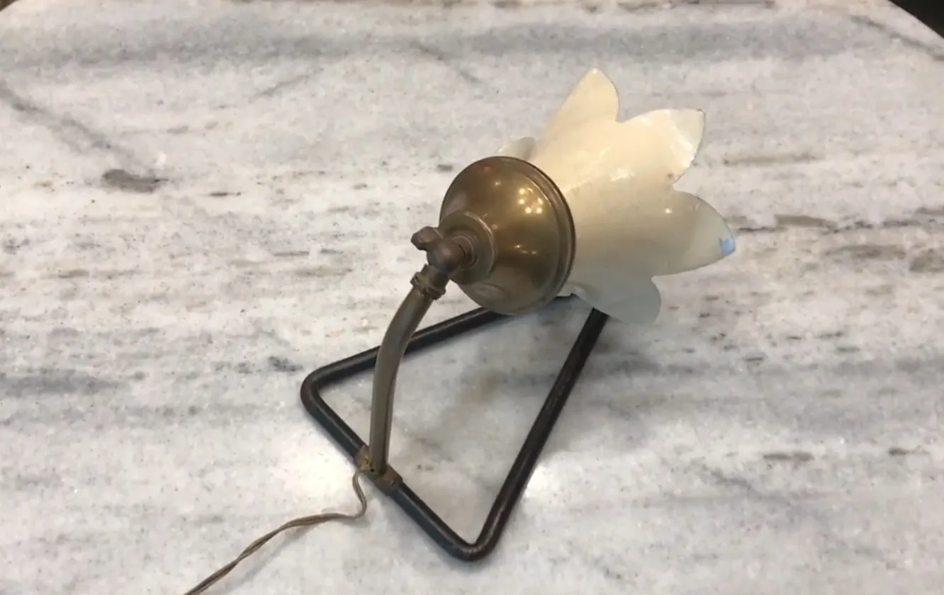 lampada da tavolo antica a forma di fiore, base metallica