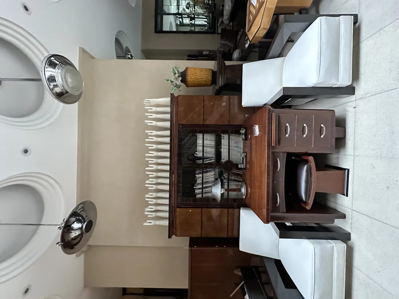 lampara de mesa antigua con un diseño elegante y decoraciones atractivas en un entorno moderno