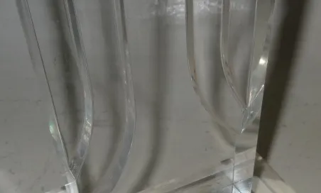 luminária de mesa antiga com design limpo e elegante, iluminando um ambiente moderno