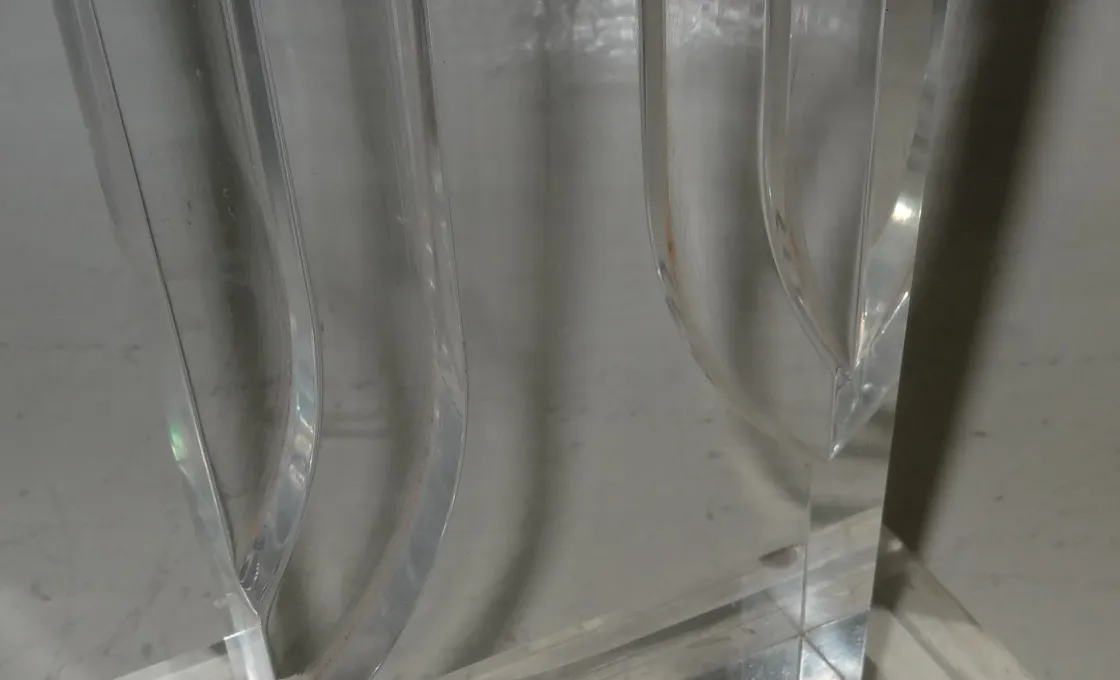 Antike Tischlampe in transparentem Design, ideal zur Dekoration.