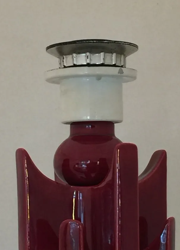 rote antike tischlampe mit glänzenden details