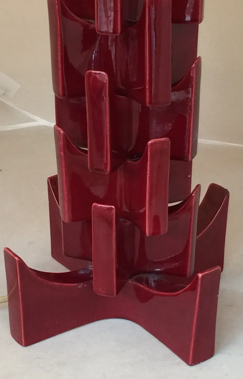 antica lampada da tavolo rossa con forma geometrica in ambiente luminoso