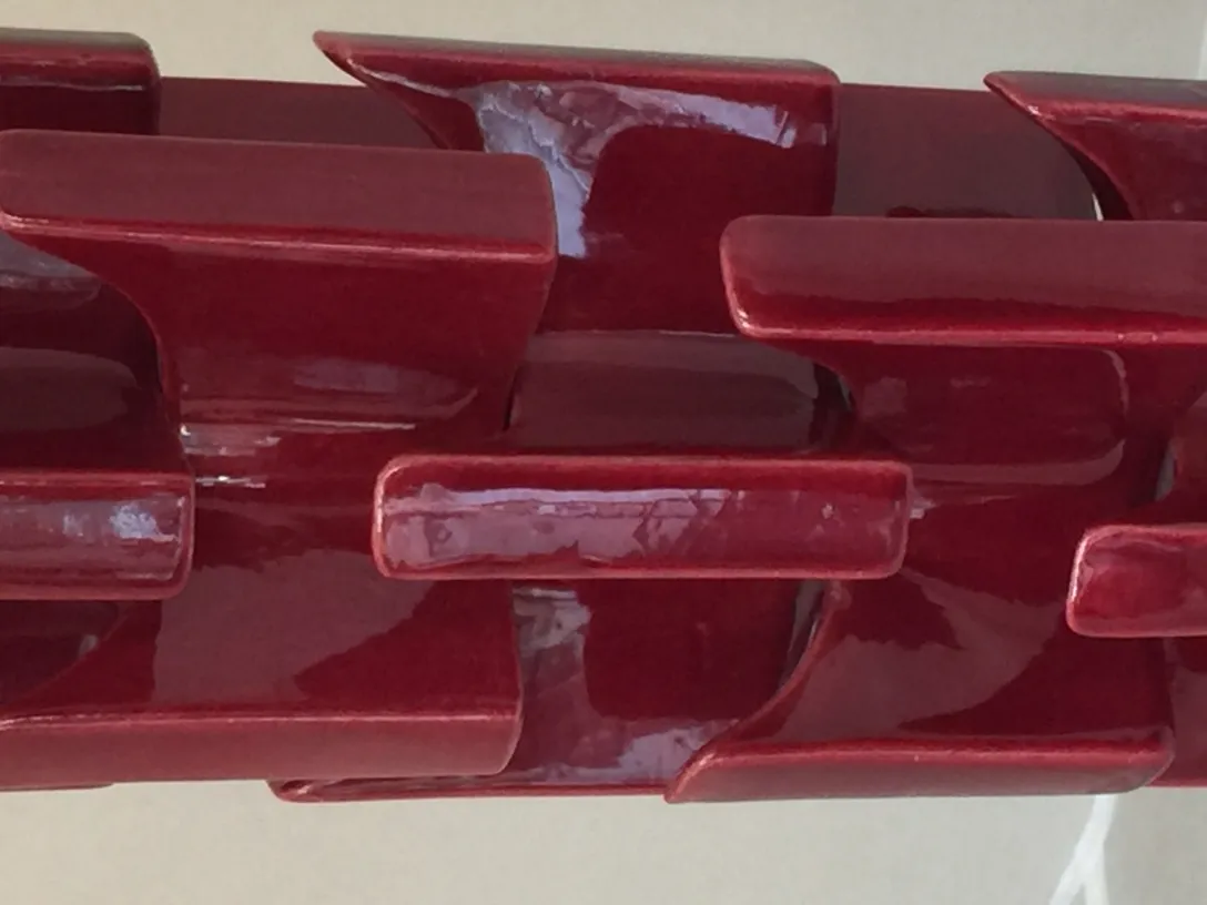 Lampada da tavolo antica in ceramica rossa con design elegante.