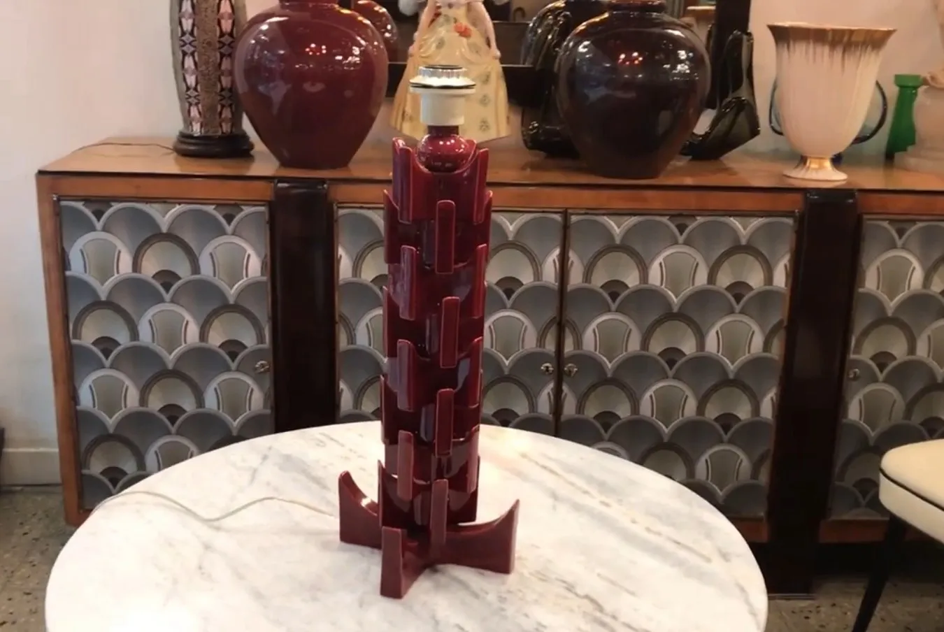 Lámpara de mesa antigua de color rojo en una mesa con decoración