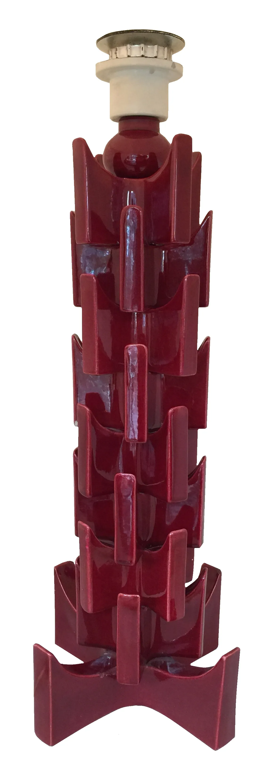 Antica lampada da tavolo con design scultoreo rosso, ambiente accogliente.