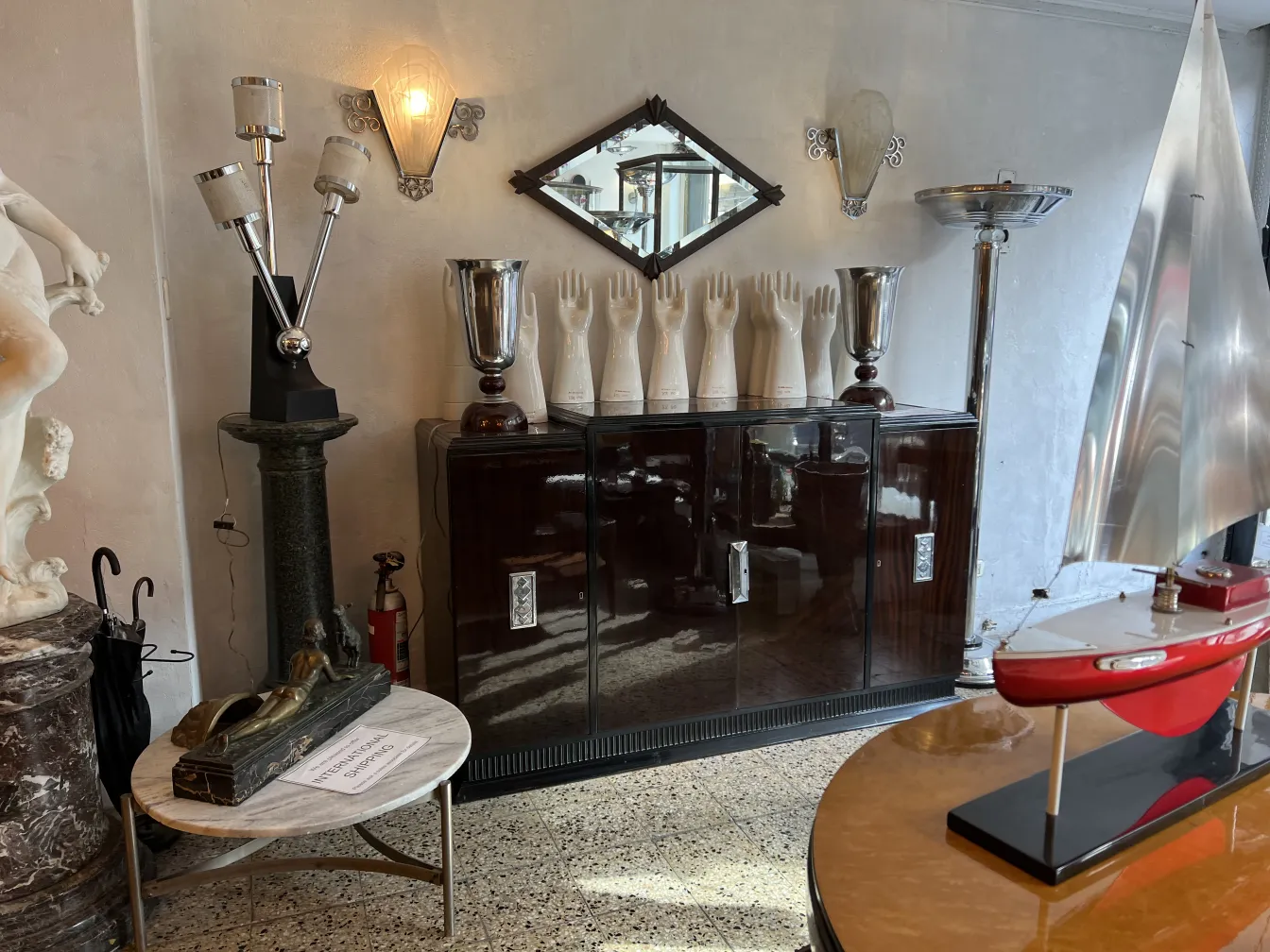 Lampada da tavolo antica con tre luci, design elegante nell'ambiente