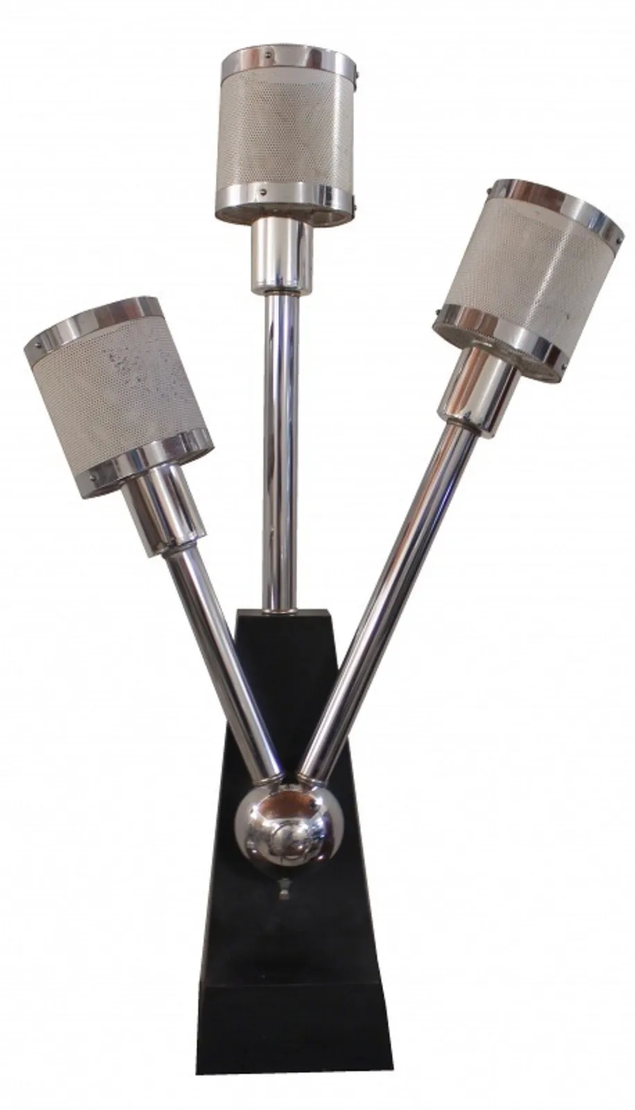 Antike Tischlampe mit schwarzem Sockel und drei Metallschirmen, die eine elegante Umgebung beleuchtet.